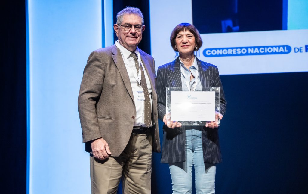 Premio a la INNOVACIÓN CLÍNICA. Al Programa de Alta Resolución para el Manejo de la Conducta Suicida y Prevención del Suicidio (CARS), del Servicio de Psiquiatría del Hospital Universitario Marqués de Valdecilla. Santander. Recoge el premio la Dra. Ana Isabel de Santiago Díaz.