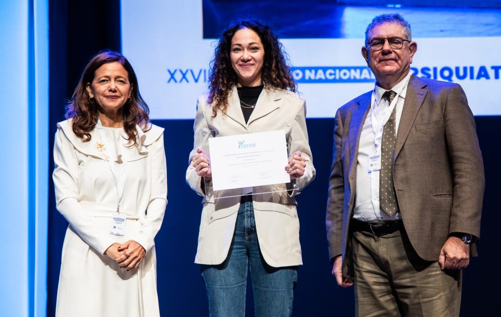 Premio a la mejor TESIS DOCTORAL. A la Dra. Giovanna de Fico, por el trabajo: "Clinical markers shaping the trajectory of bipolar disorder".