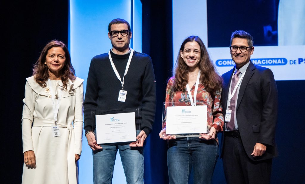 Premio al mejor póster en INVESTIGACIÓN CLÍNICA. Ex aequo: Dra. Marina Agustín Alcaín, por el trabajo "Comunicación de ideación o intencionalidad suicida previa al suicidio consumado" y al Dr. Jon Garcia Ormaza, por el trabajo "Dolor mental e intentos de suicidio en niños y niñas de 12 años".