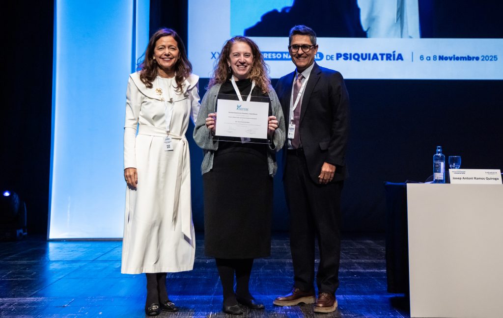 Premio al mejor póster cuyo PRIMER FIRMANTE sea RESIDENTE. A la Dra. Yusra El Kasmy El Kasmi, por el trabajo "Correlatos emocionales y conductuales del consumo de pornografía en la adolescencia". Recogió el premio la Dr. Pino Alonso.