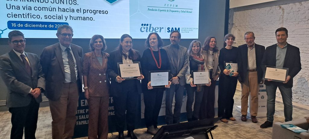 Imagen de grupo de todos los galardonados durante el XI Encuentro entre Personal Investigador en Salud Mental, Pacientes y Familiares.