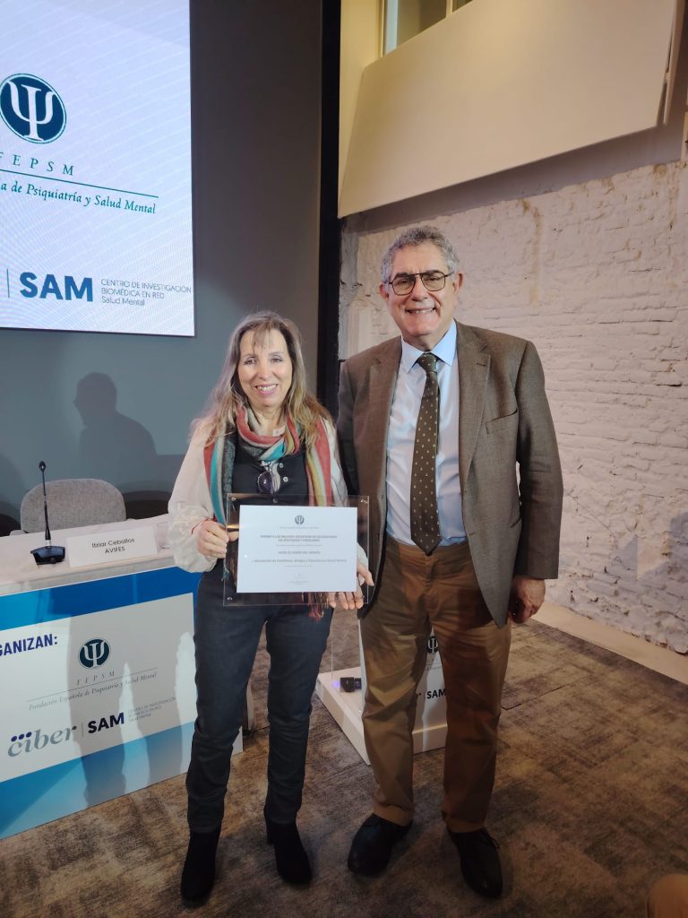 El proyecto Hotel El Sueño del Infante, de AFAUS Pro Salud Mental, obtuvo el accésit del II Premio FEPSM a las Mejores Iniciativas de Asociaciones de Afectados y Familiares. Recogió el premio Maribel Rodríguez, de manos del presidente de la FEPSM.