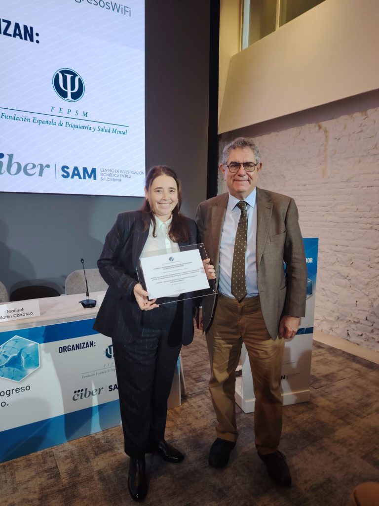 Itziar Ceballos, gerente de AVIFES- Salud Mental Bizkaia, recogió el premio a la Mejor Iniciativa de Asociaciones de Afectados y Familiares, por el proyecto "Bizitza", de manos del presidente de la FEPSM.